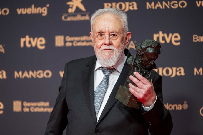 Archivo - El cineasta y escritor Gonzalo Suárez posa tras recibir el Goya de Honor, en la 40º edición de los Premios Goya, en el Auditori del Centre de Convencions Internacionals, a 28 de febrero de 2026, en Barcelona, Cataluña (España). Los galardones so