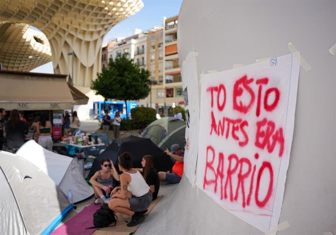 Imagen de la acampada instalada en las Setas de Sevilla en solidaridad con el desahucio de Maricarmen.
