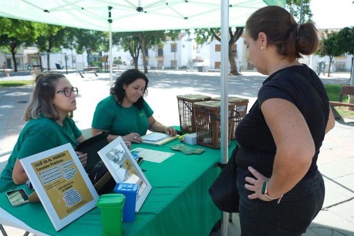 Stand informativo sobre el uso de los contenedores inteligentes, de color marrón, para avanzar en la recogida separada de orgánicos