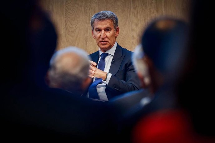 El presidente del Partido Popular, Alberto Núñez Feijóo, durante un encuentro con la patronal Cecot en Terrassa (Barcelona)