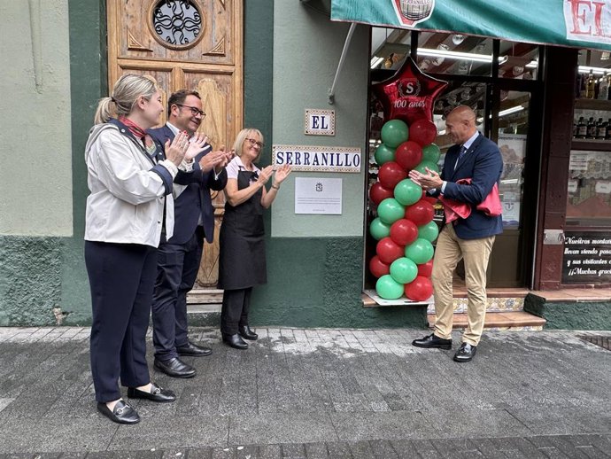 El estaclecimiento de alimentación El Serranillo, en la capital leonesa, luce desde este martes una placa conmemorativa con motivo de su centenario.