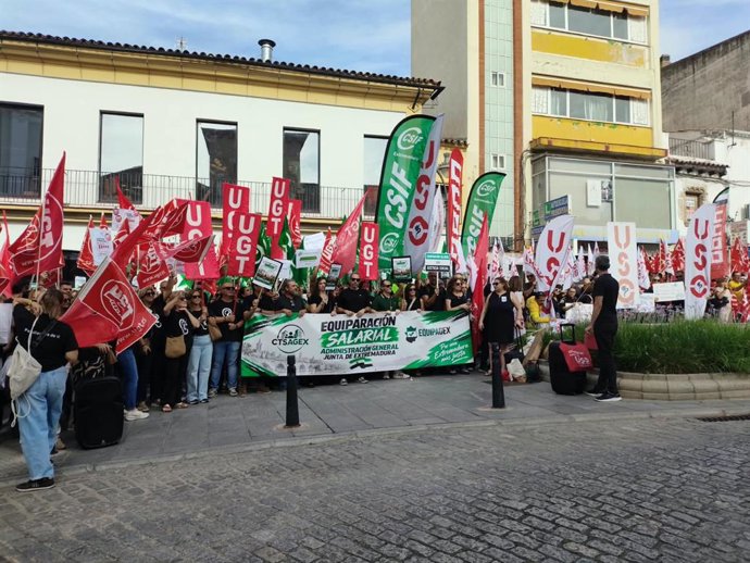 Pancarta principal de la protesta por la equiparación salarial de los empleados públicos de la Administración General de la Junta en Mérida.