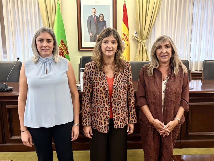 La rectora de la ULE, Nuria González (centro), con Brisamar Estébanez (izquierda), que ha tomado posesión este martes como nueva decana la Facultad de Ciencias de la Salud.