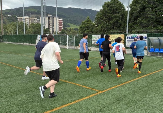 Entrenamiento del equipo de fútbol incluisvo del CF Zuazo de Barakaldo