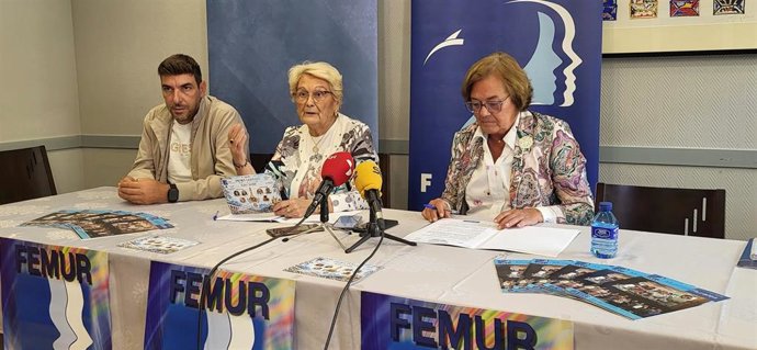 La presidenta de Femur, Juana Borrego (centro), durante el anuncio de los Premios Femur.