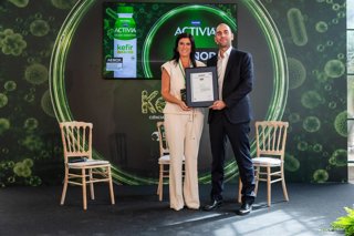 La directora general de Aenor Portugal y el director de la división de productos lácteos en Danone Portugal.
