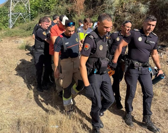 Agentes de la Policía Nacional y Local y bomberos, entre otros cuerpos, ayudan a trasladar a Pepe, de 92 años, tras hallarlo con vida y herido en un barranco de Haza Grande. Llevaba desaparecido desde el viernes por la mañana.
