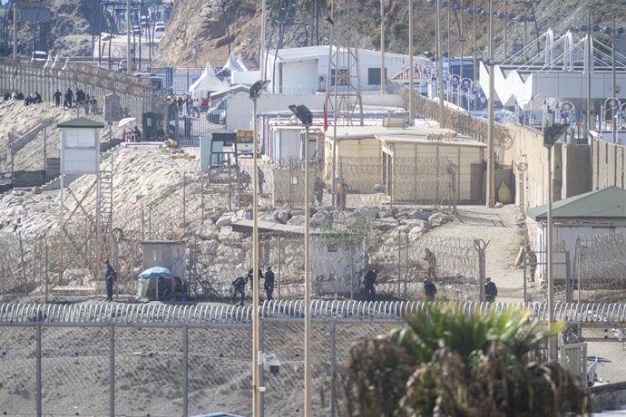 Efectivos de la Guardia Civil, Policía Nacional y Ejército vigilan la frontera del Tarajal, a 23 de septiembre de 2026, en Ceuta (España).  