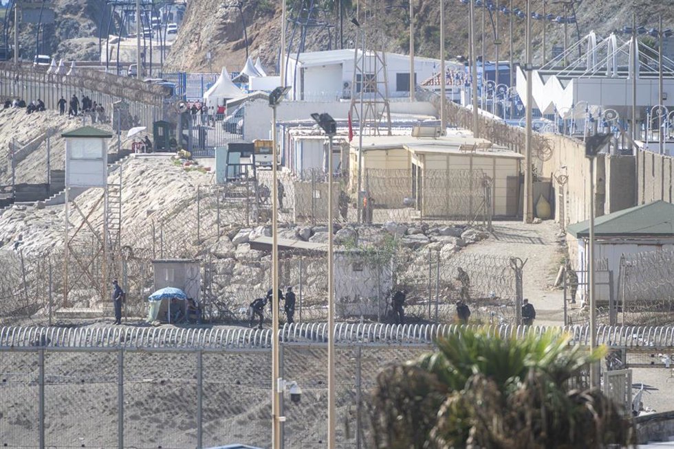 Efectivos de la Guardia Civil, Policía Nacional y Ejército vigilan la frontera del Tarajal, a 23 de septiembre de 2026, en Ceuta (España).  