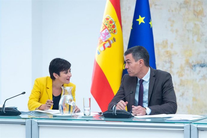 Archivo - La ministra de Vivienda y Agenda Urbana de España, Isabel Rodríguez, y el presidente del Gobierno, Pedro Sánchez, durante un encuentro con organizaciones sociales y representantes del sector de la vivienda, en el Complejo de La Moncloa, a 22 de 