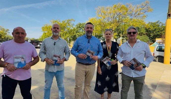 El diputado de Vox, Rafael Saco (centro), en su visita a Palma del Río.