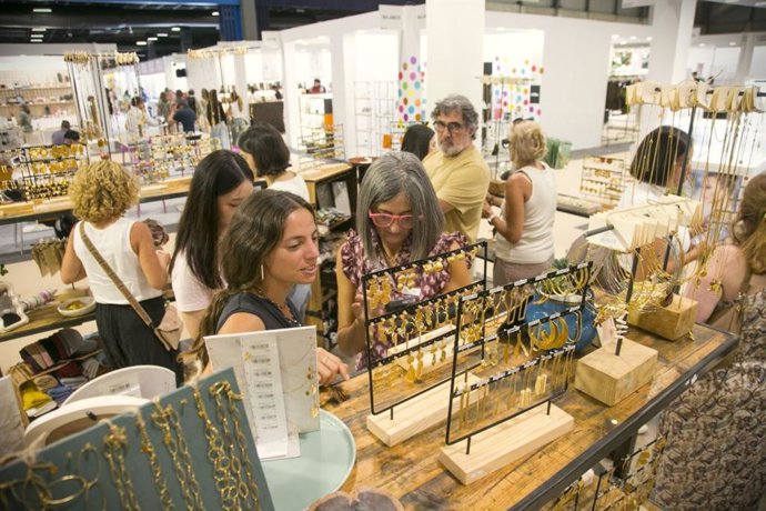 Visitantes de la Bisutex, la Feria Internacional de la Bisutería y los Complementos, en Ifema Madrid