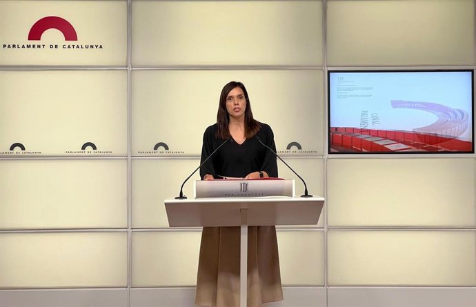La portavoz del PSC-Units en el Parlament, Elena Díaz, en una rueda de prensa