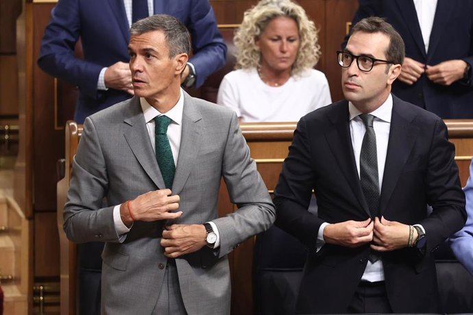 El presidente del Gobierno, Pedro Sánchez (i), y el vicepresidente primero y ministro de Economía, Comercio y Empresa, Carlos Cuerpo (d)