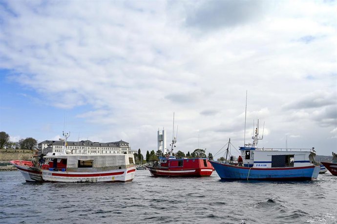 Archivo - Varios barcos de flota artesanal tras la convocatoria de paro por parte de la Federación Galega de Cofradías de Pescadores en la dársena de A Marina en A Coruña, Galicia (España), a 26 de marzo de 2021. El objetivo del paro es mostrar rechazo an