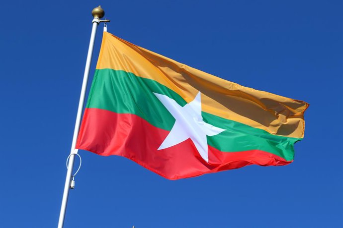 Archivo - April 2, 2026, Saint Petersburg, Russia: The national flag of the Republic of the Union of Myanmar, fluttering in the wind on a flagpole in Saint Petersburg.