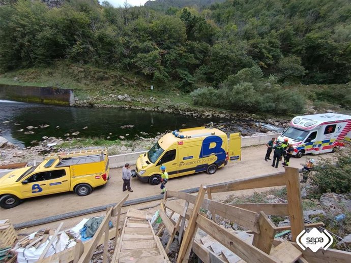 Evacuación de trabajador herido grave tras caer de altura en encofrado