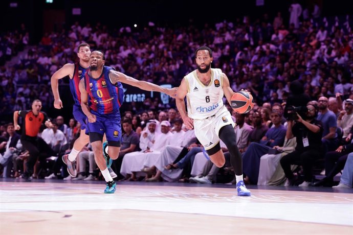 Kevin Punter en una acción del partido entre Dubai Basketball y Barça en la segunda jornada de la Euroliga 2026/27