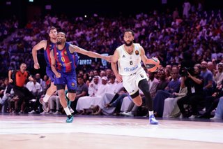 Kevin Punter en una acción del partido entre Dubai Basketball y Barça en la segunda jornada de la Euroliga 2026/27