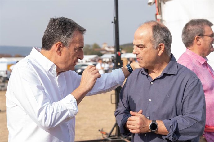 El presidente del PNV, Aitor Esteban (i), y el secretario general de Junts, Jordi Turull (d)