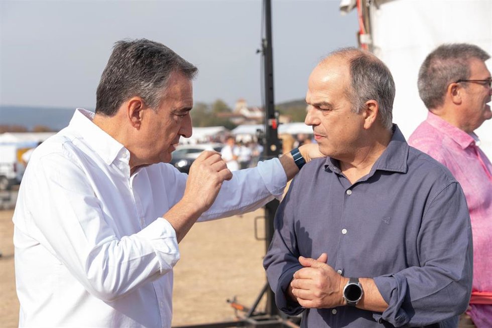 El presidente del PNV, Aitor Esteban (i), y el secretario general de Junts, Jordi Turull (d)