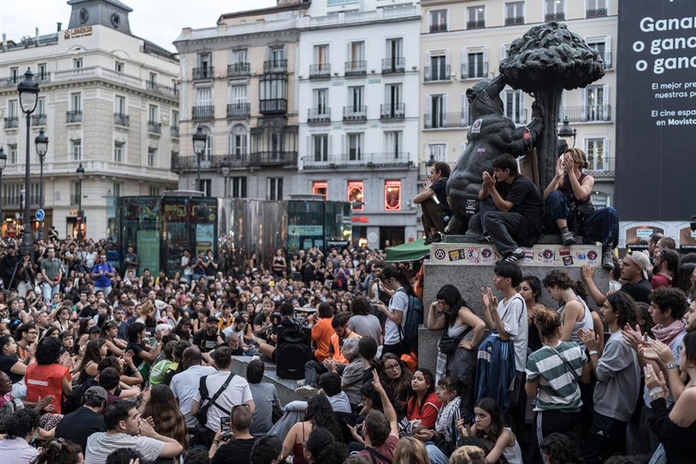 Cientos de personas durante la asamblea informativa, a 29 de septiembre de 2026, en Madrid (España). El Sindicato de Inquilinas convoca una asamblea en la Puerta del Sol para informar sobre la situación de la acampada por el derecho a la vivienda.