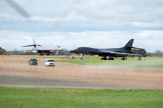 Archivo - Bombarderos de la Fuerza Aérea de Estados Unidos a través de la valla de la base británica de Fairford