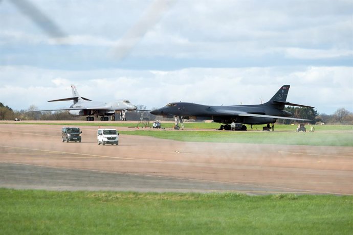 Archivo - Arquivo - 10 de março de 2026, Fairford, Gloucestershire, Reino Unido: Fairford, Reino Unido. Bombardeiros B-1 Lancer da Força Aérea dos Estados Unidos (USAF) são vistos através da cerca da Base Aérea da RAF em Fairford, sob o olhar de observado