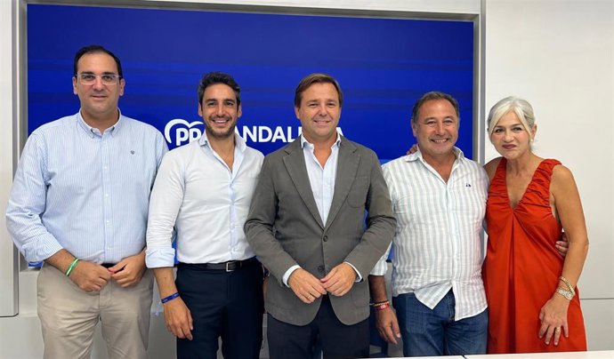 El secretario general del PP-A, Antonio Repullo; el candidato a la presidencia del PP de Sevilla, Agustín Aguilera; el presidente saliente, Ricardo Sánchez; el aspirante a la secretaría general, Martín Torres, y la consejera de Cultura, Patricia del Pozo.