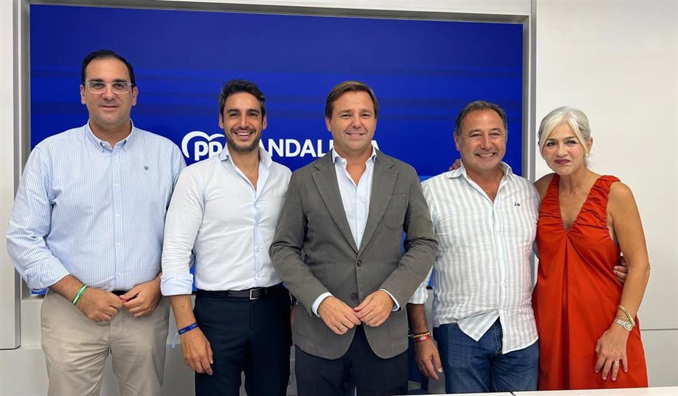 El secretario general del PP-A, Antonio Repullo; el candidato a la presidencia del PP de Sevilla, Agustín Aguilera; el presidente saliente, Ricardo Sánchez; el aspirante a la secretaría general, Martín Torres, y la consejera de Cultura, Patricia del Pozo.