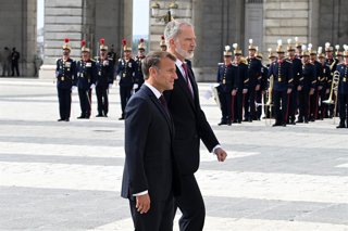 El Presidente de la República Francesa, Emmanuel Macron, y el Rey Felipe VI durante la recepción con honores en el Palacio Real, a 29 de septiembre de 2026, en Madrid (España). Esta visita de estado servirá para poner de relieve y reforzar los lazos y las