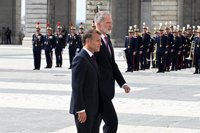 El Presidente de la República Francesa, Emmanuel Macron, y el Rey Felipe VI durante la recepción con honores en el Palacio Real, a 29 de septiembre de 2026, en Madrid (España). Esta visita de estado servirá para poner de relieve y reforzar los lazos y las