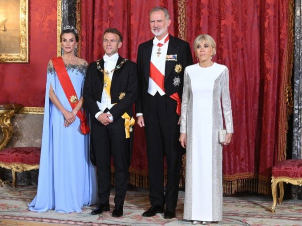 Los Reyes, Don Felipe VI y Doña Letizia, y el Presidente de la República Francesa, Emmanuel Macron, y su esposa, Brigitte Macron, durante la cena de gala que se ofrece en su honor en el Palacio Real