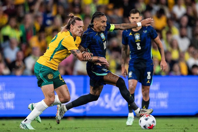 29 de setembro de 2026, Brisbane, Queensland, Austrália: BRISBANE, AUSTRÁLIA – 29 DE SETEMBRO: Raphinha, do Brasil (à direita), controla a bola sob pressão de Jackson Irvine, da Austrália (à esquerda), durante a partida amistosa internacional de futebol e