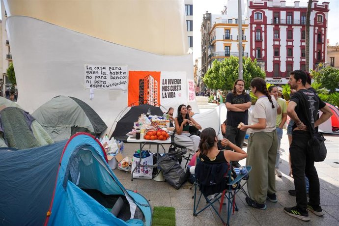 Imagen de la acampada instalada en las Setas de Sevilla en solidaridad con el desahucio de Maricarmen. 