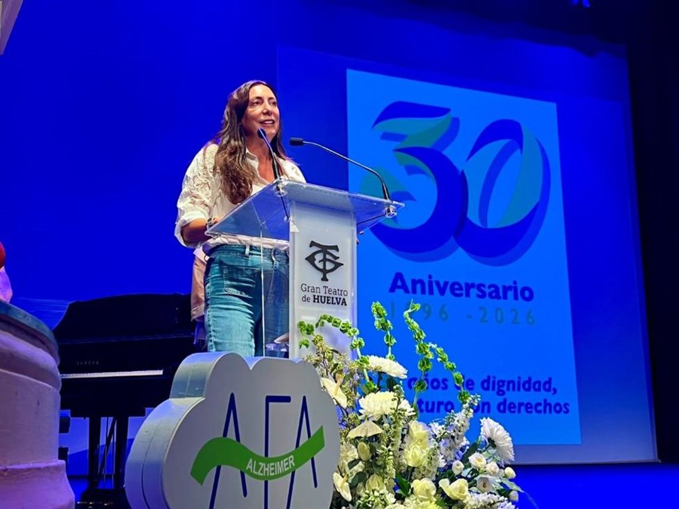 La consejera de Servicios Sociales, Familias e Igualdad, Loles López, en el acto conmemorativo del 30 aniversario de la creación de la Asociación de Familiares de Personas con Alzheimer y otras demencias (AFA Huelva).