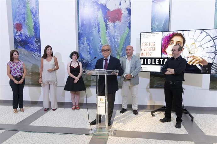 El presidente de la Diputación de Córdoba, Salvador Fuentes, en el acto de inauguración de la exposición 'Violeta', de José Luis Muñoz Luque y Violeta Muñoz Camuñas.