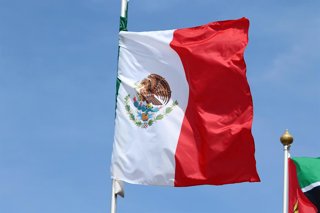 Archivo - June 20, 2025, Saint Petersburg, Russia: The Mexican national flag flutters in the wind on a flagpole.