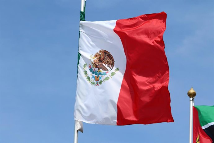 Archivo - June 20, 2025, Saint Petersburg, Russia: The Mexican national flag flutters in the wind on a flagpole.