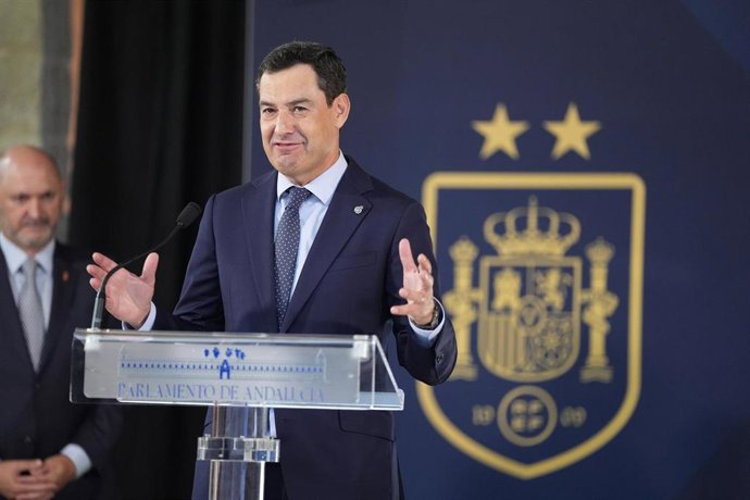 El presidente de la Junta de Andalucía, Juanma Moreno, interviene en el acto de recepción del trofeo de la Copa del Mundo en el Parlamento.
