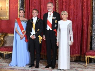 Archivo - Los Reyes, Don Felipe VI y Doña Letizia, y el Presidente de la República Francesa, Emmanuel Macron, y su esposa, Brigitte Macron, durante la cena de gala que se ofrece en su honor en el Palacio Real