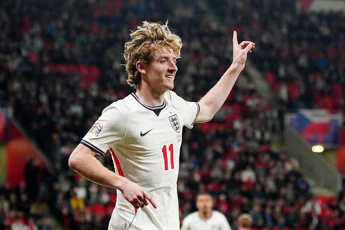Anthony Gordon celebra su gol en el Chequia-Inglaterra