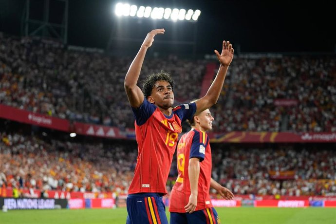 El jugador de la selección española Lamine Yamal celebrando uno de sus goles ante Croacia.