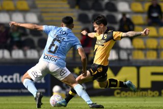 Futbol, Coquimbo Unido vs O'Higgins. Fecha 15, Liga de primera 2026. El jugador de Coquimbo Unido Cristian Zavala, derecha, disputa el balon contra Luis Pavez de O'Higgins durante un partido de la liga de primera disputado en el estadio Francisco Sanchez