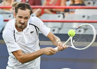 Archivo - 05 August 2026, Canada, Montreal: Russian tennis player Daniil Medvedev plays a backhand return against Netherlands' Botic van de Zandschulp during their men's singles round of 64 tennis match at the National Bank Open tennis tournament in Montr