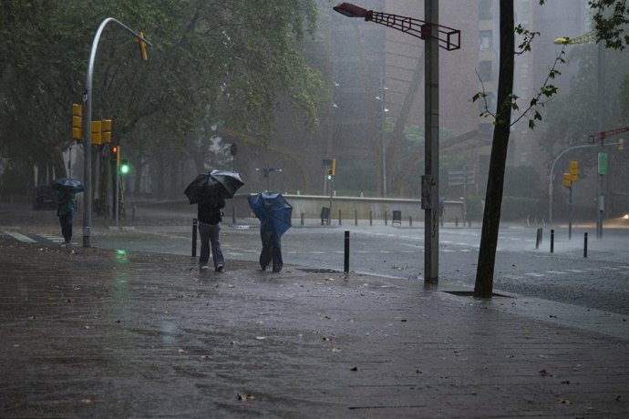 Diverses persones caminen pel carrer al barri de Canyelles-Nou Barris, a 29 de setembre de 2026, a Barcelona, Catalunya (Espanya)
