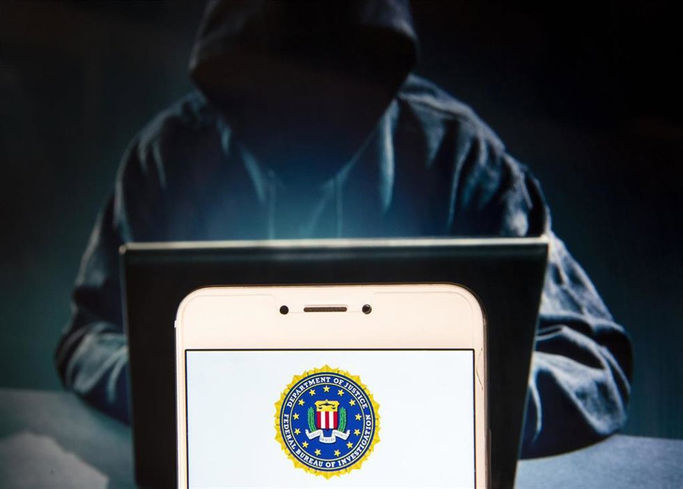 Archivo - Logo del FBI en un dispositivo electrónico
