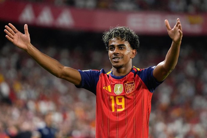 Lamine Yamal celebra uno de sus goles en el España-Croacia