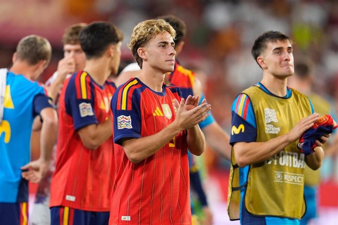 Fermín Lopez aplaude a los aficionados tras el España-Croacia de la Liga de Naciones 26-27