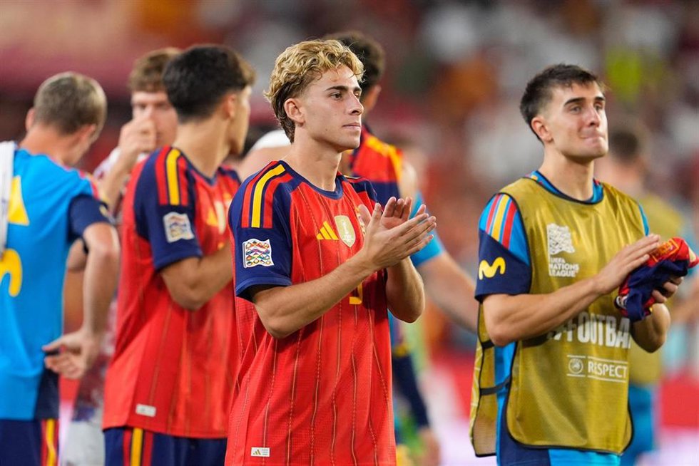 Fermín Lopez aplaude a los aficionados tras el España-Croacia de la Liga de Naciones 26-27